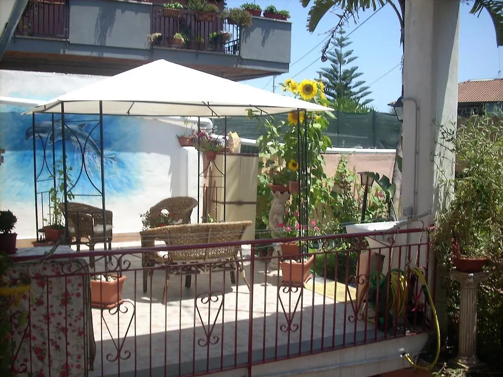 Beb I Delfini Di Casa Paola Bed & Breakfast Mascali